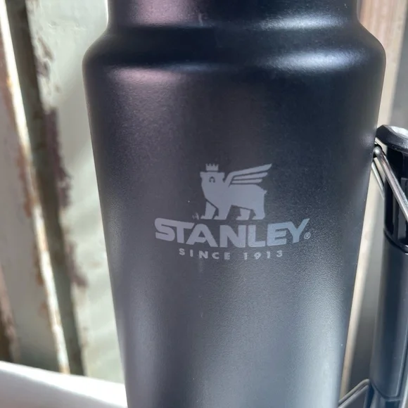 Stanley The Legendary Classic Bottle 2.0 Quart Thermos Insulated - Picture 2 of 12